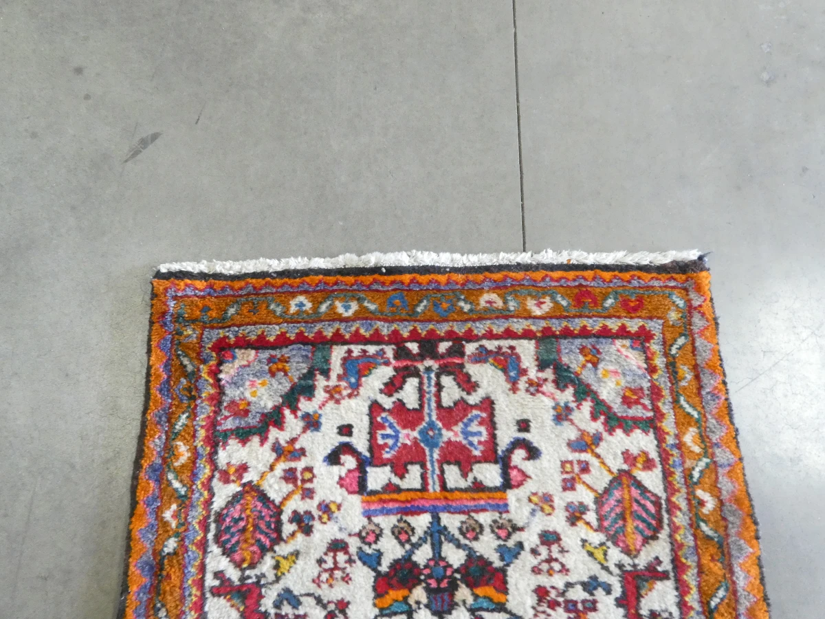 Kleurrijk handgemaakt vloerkleed met patroon