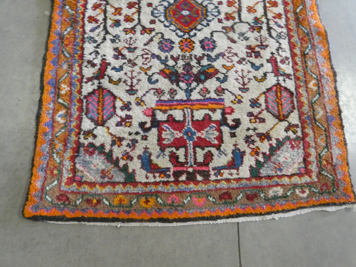 Kleurrijk handgemaakt vloerkleed met patroon