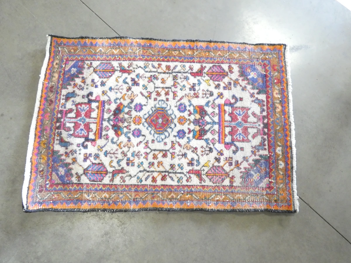 Kleurrijk handgemaakt vloerkleed met patroon