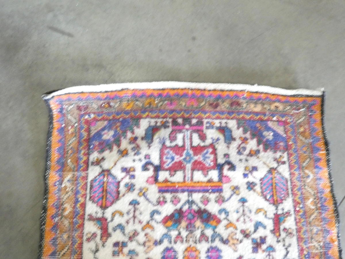 Kleurrijk handgemaakt vloerkleed met patroon