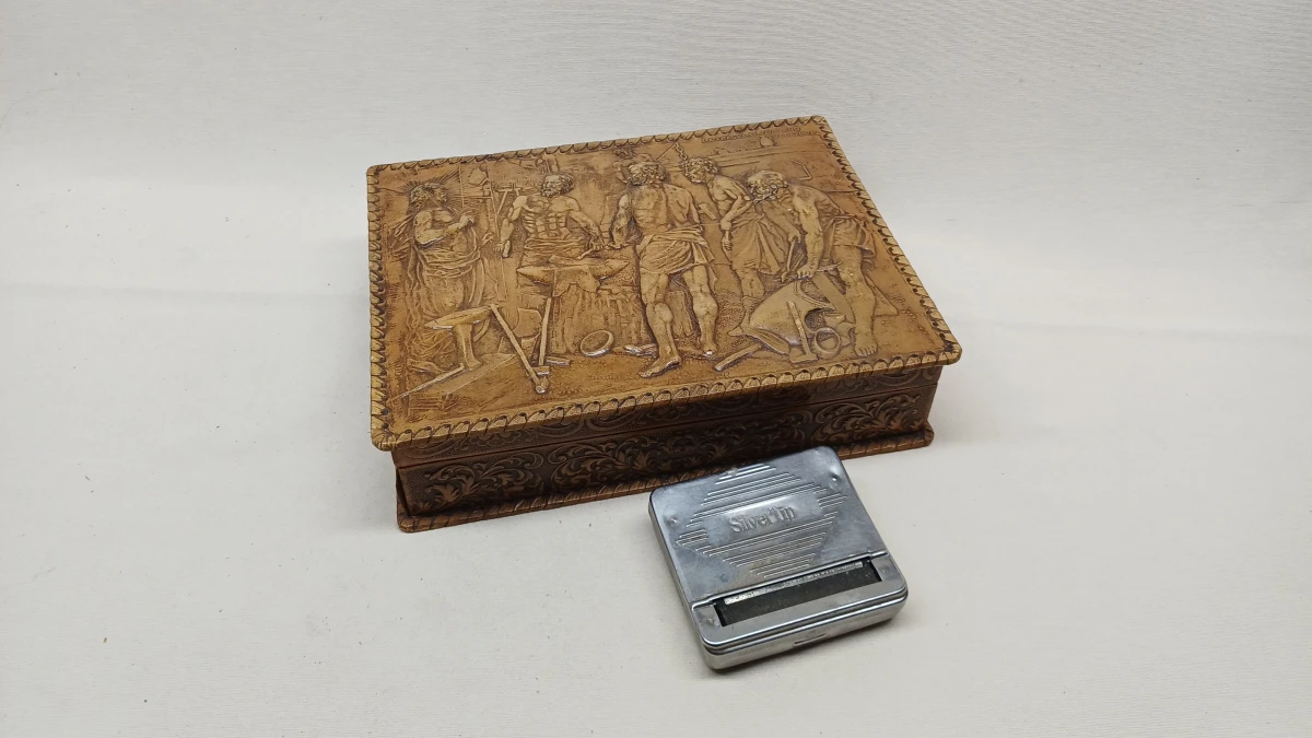 Vintage houten sigarenkistje met leren decoratie en Silver Tip tabaksrolmachine