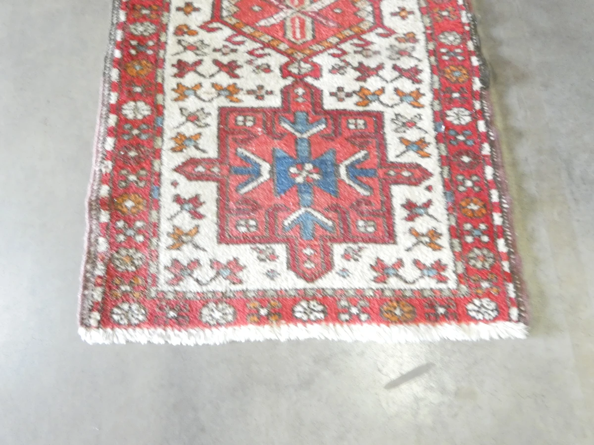 Kleurrijk handgeweven vloerkleed met geometrisch patroon