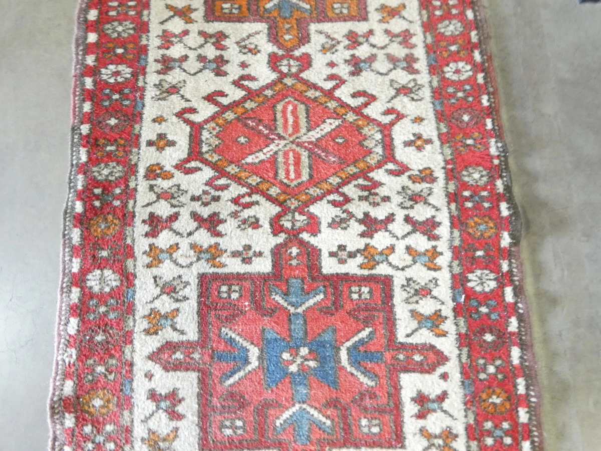 Kleurrijk handgeweven vloerkleed met geometrisch patroon