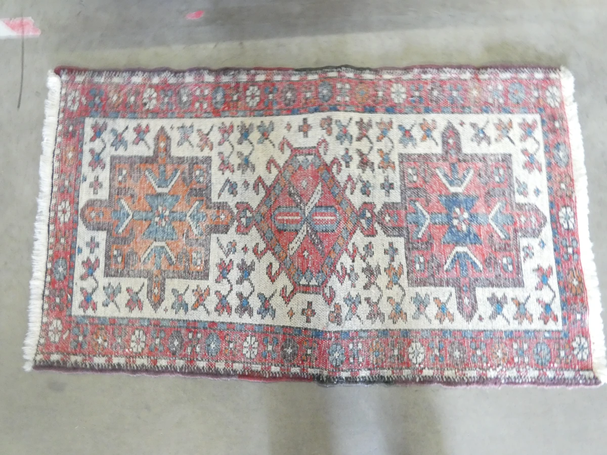Kleurrijk handgeweven vloerkleed met geometrisch patroon