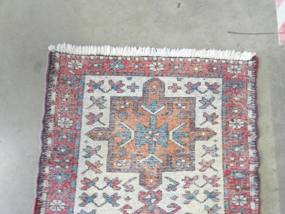 Kleurrijk handgeweven vloerkleed met geometrisch patroon