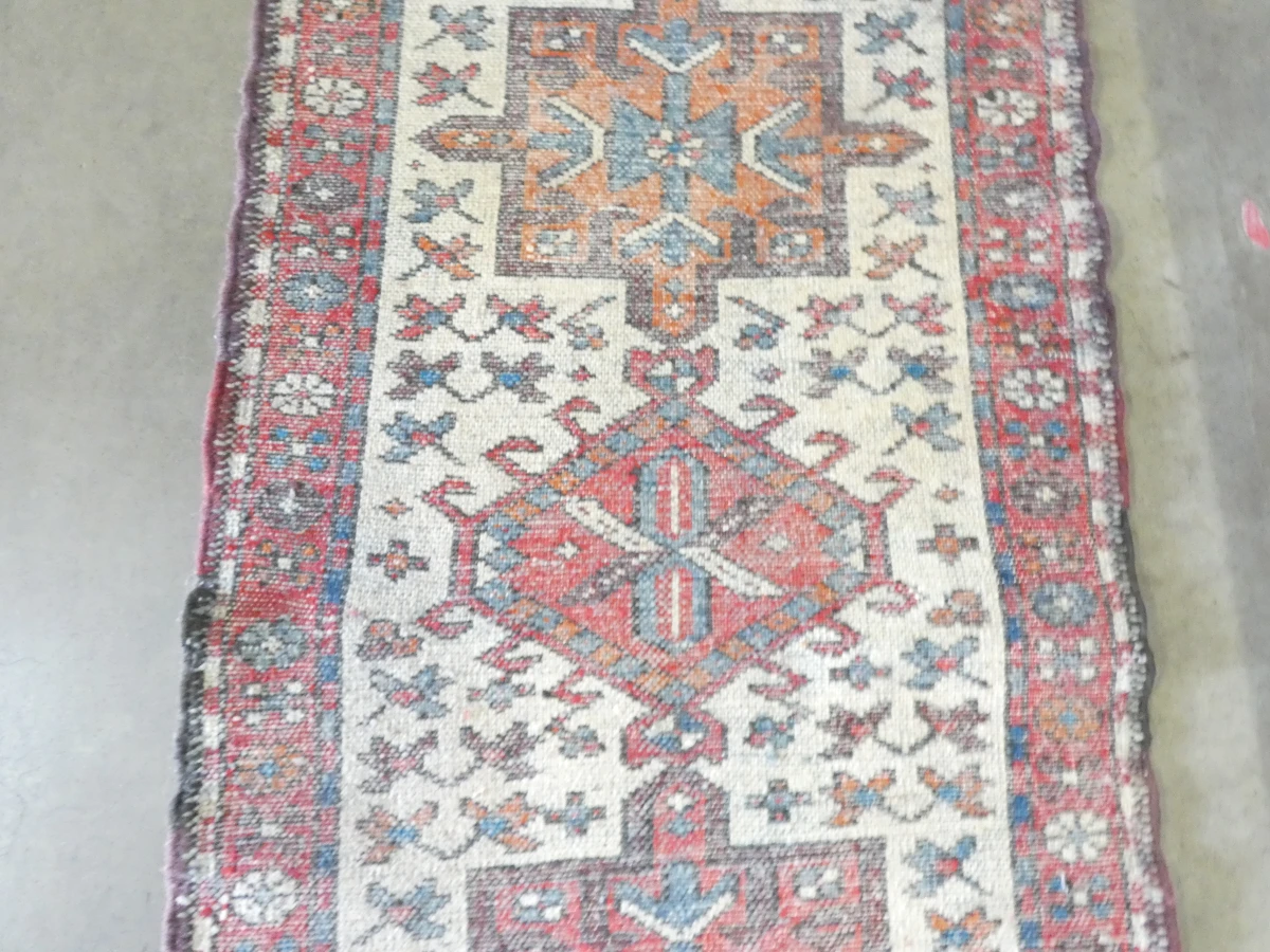Kleurrijk handgeweven vloerkleed met geometrisch patroon
