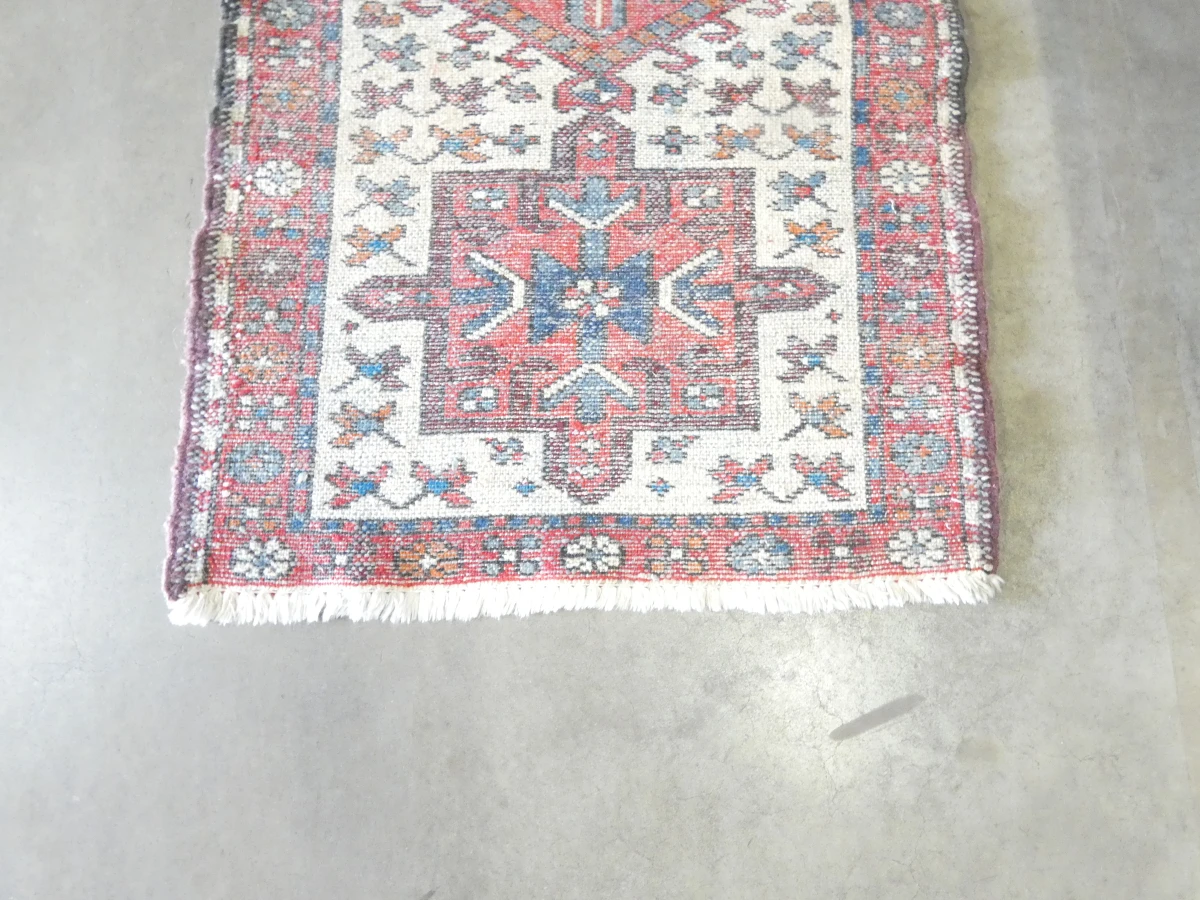Kleurrijk handgeweven vloerkleed met geometrisch patroon