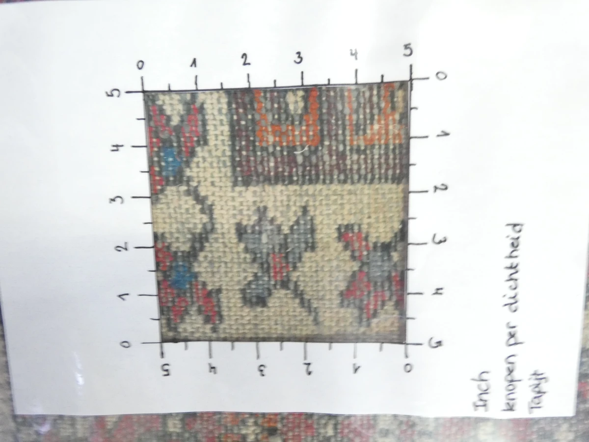 Kleurrijk handgeweven vloerkleed met geometrisch patroon