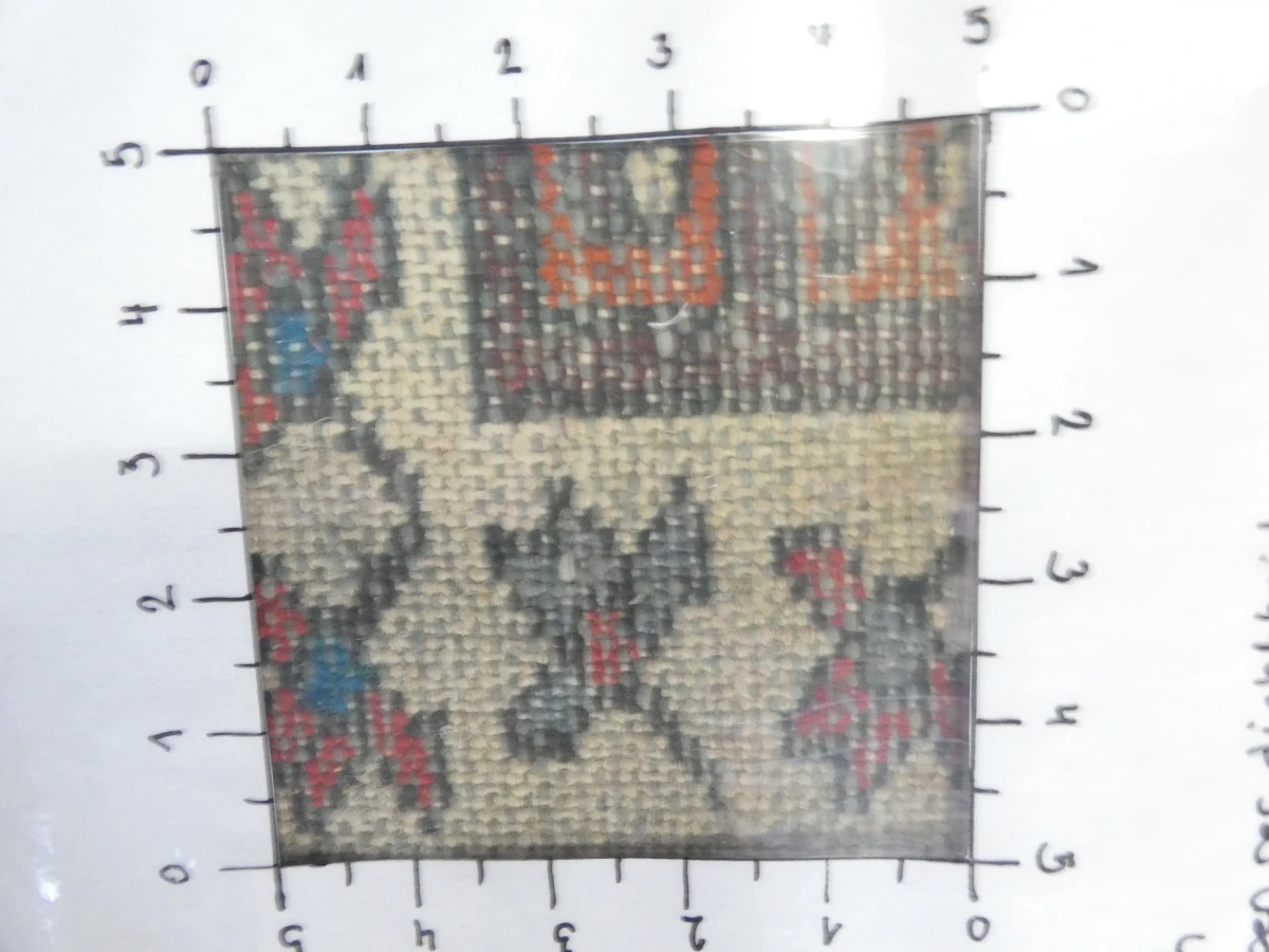 Kleurrijk handgeweven vloerkleed met geometrisch patroon
