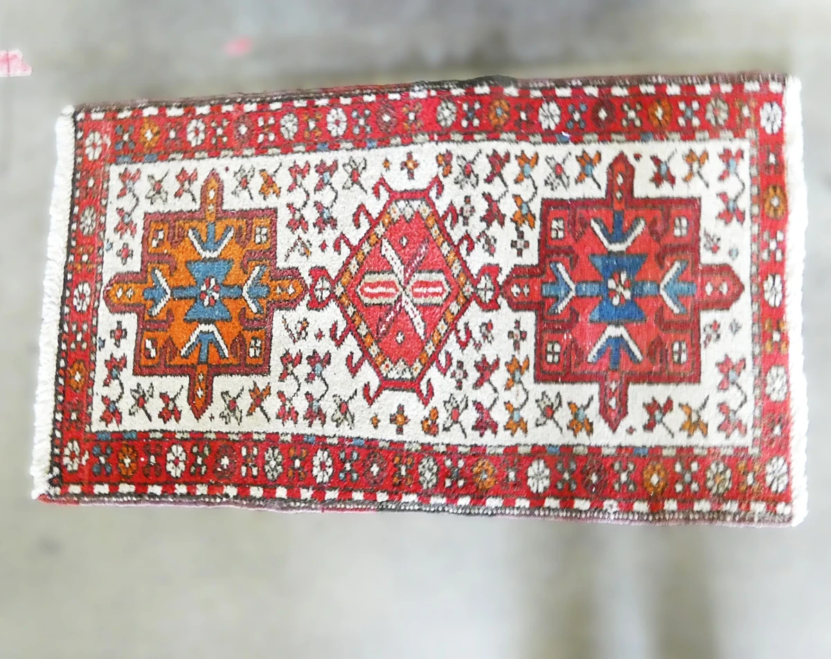 Kleurrijk handgeweven vloerkleed met geometrisch patroon