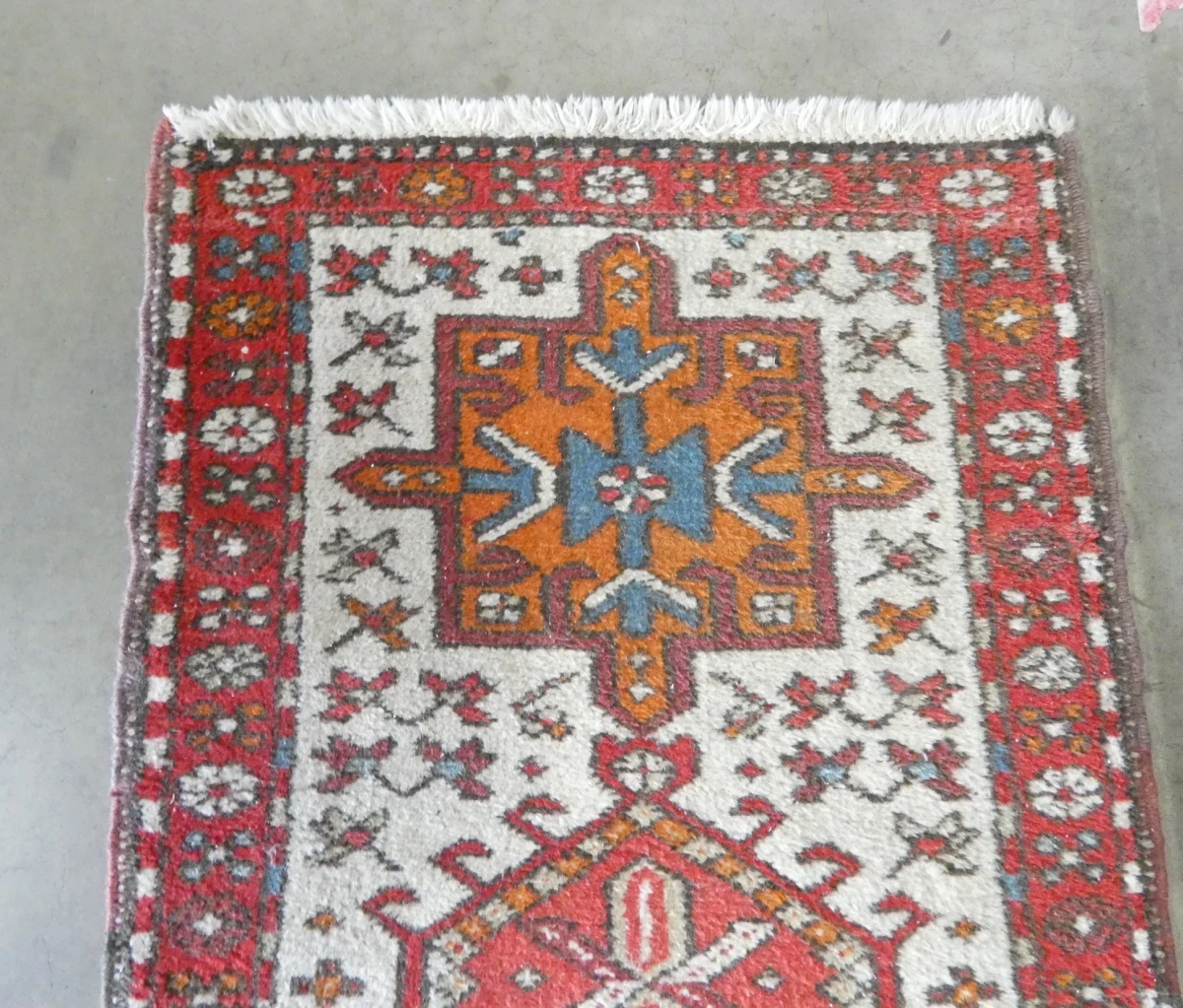 Kleurrijk handgeweven vloerkleed met geometrisch patroon