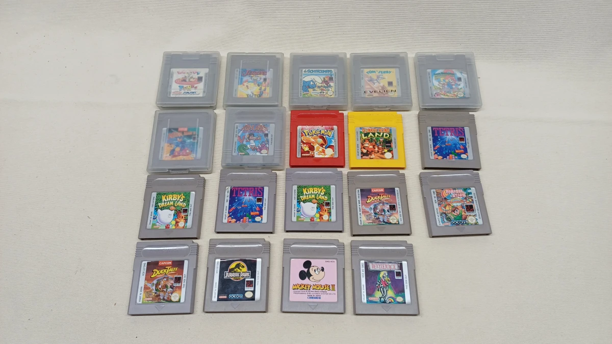 Set van 19 Game Boy cartridges