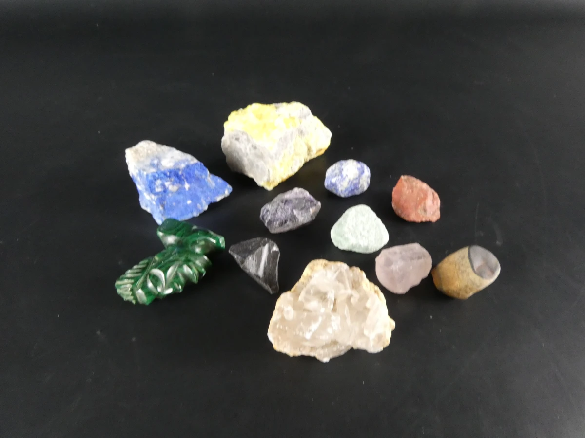 Verzameling diverse mineralen en edelstenen