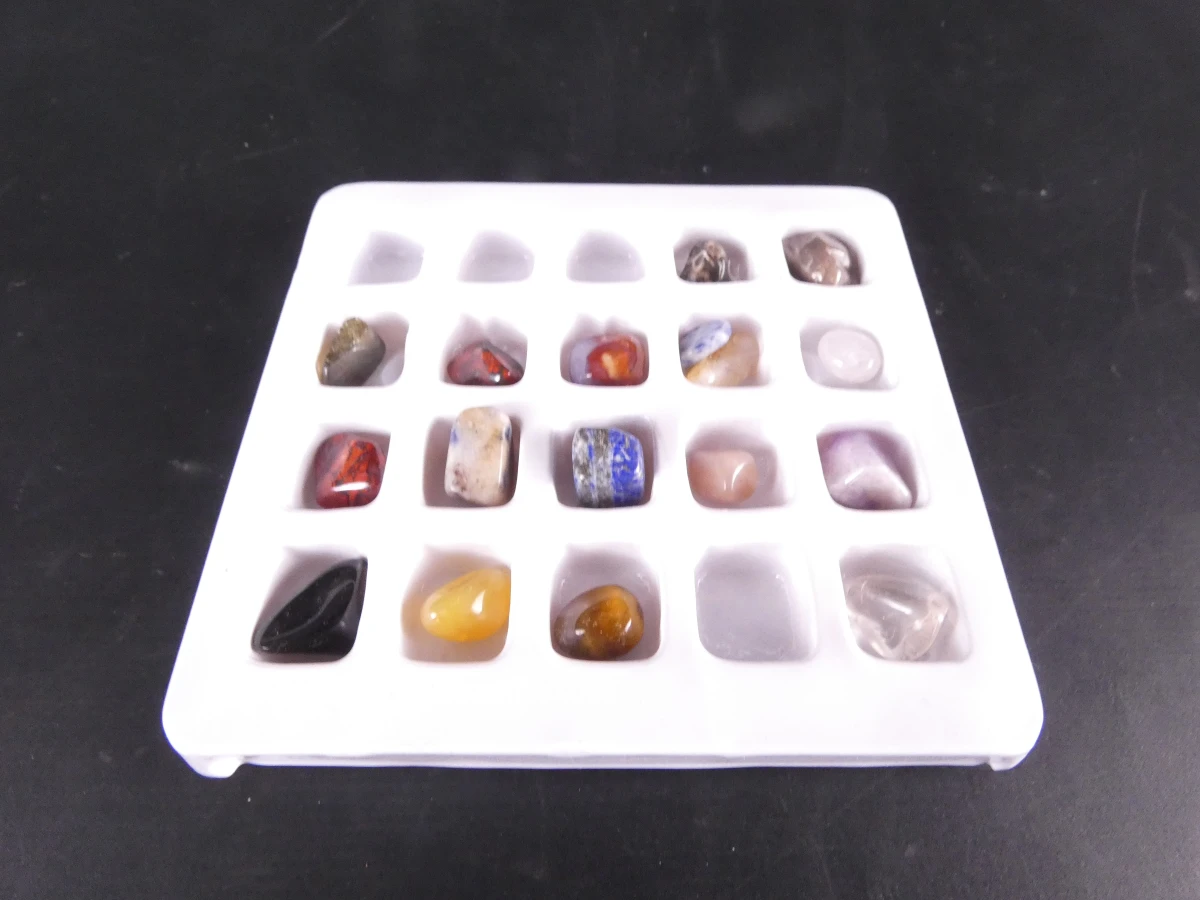 Verzameling diverse mineralen en edelstenen