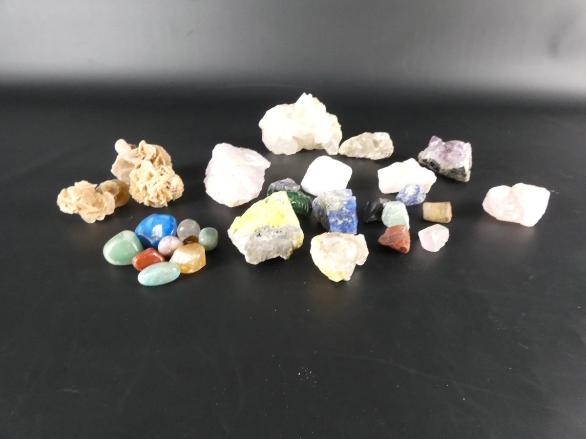 Verzameling diverse mineralen en edelstenen