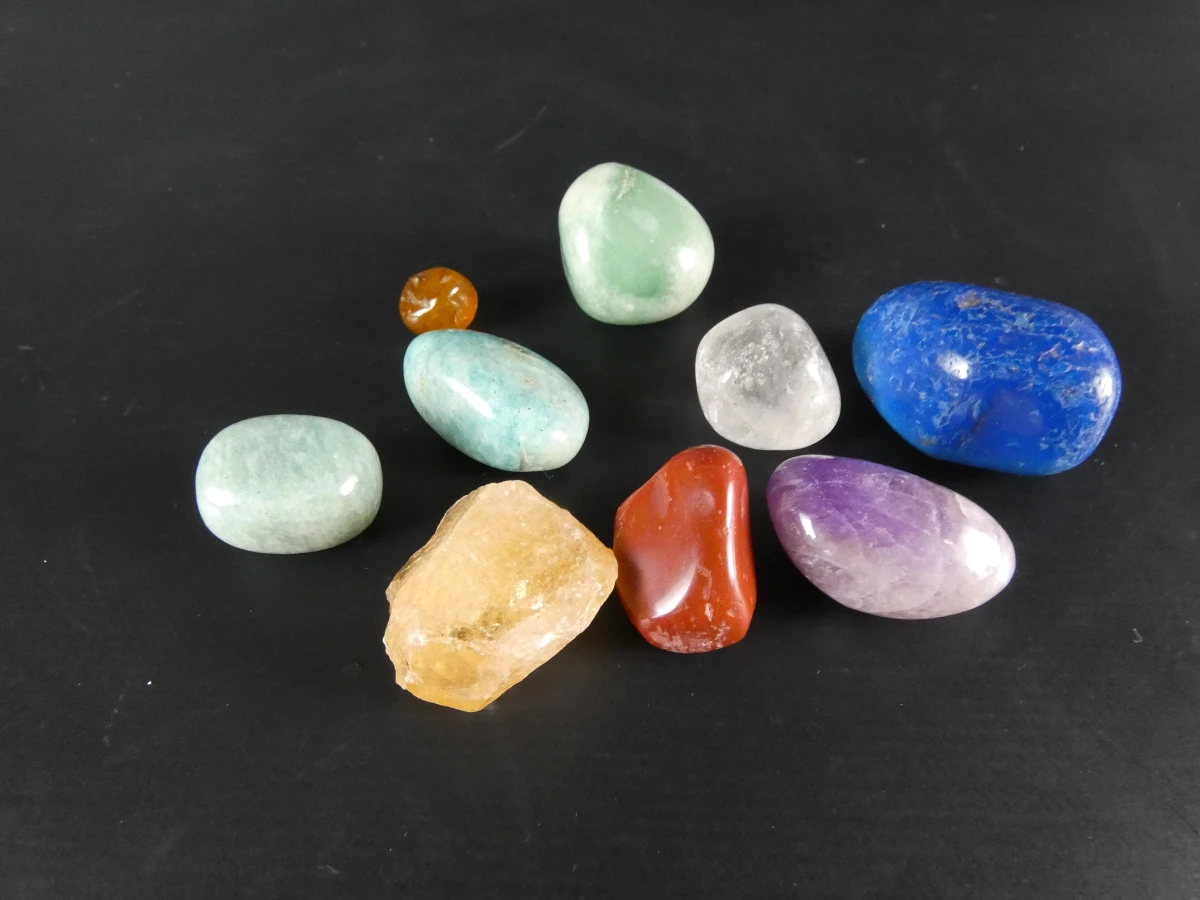 Verzameling diverse mineralen en edelstenen