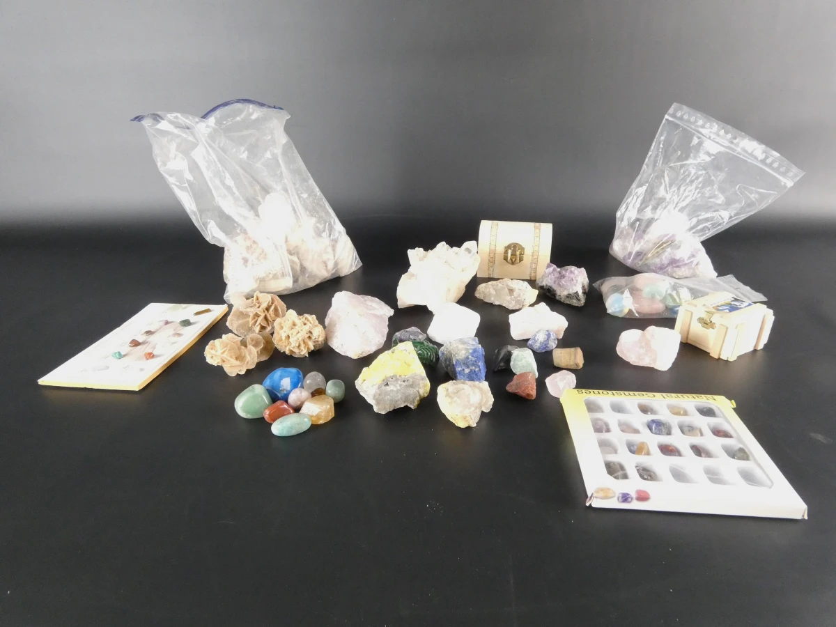 Verzameling diverse mineralen en edelstenen
