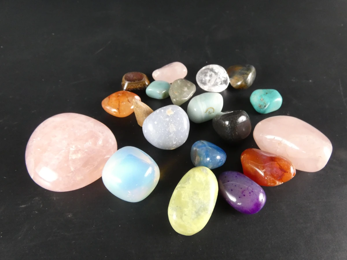 Verzameling diverse mineralen en edelstenen
