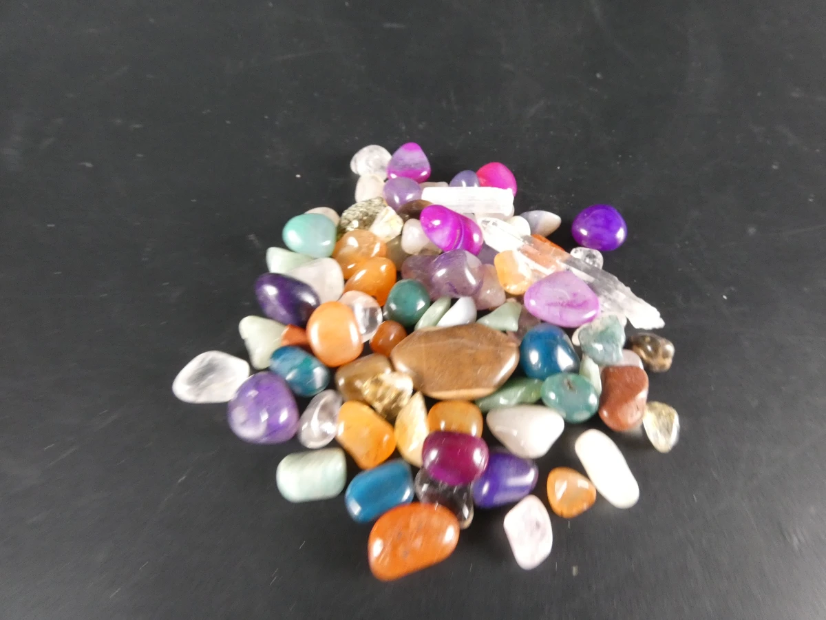Verzameling diverse mineralen en edelstenen