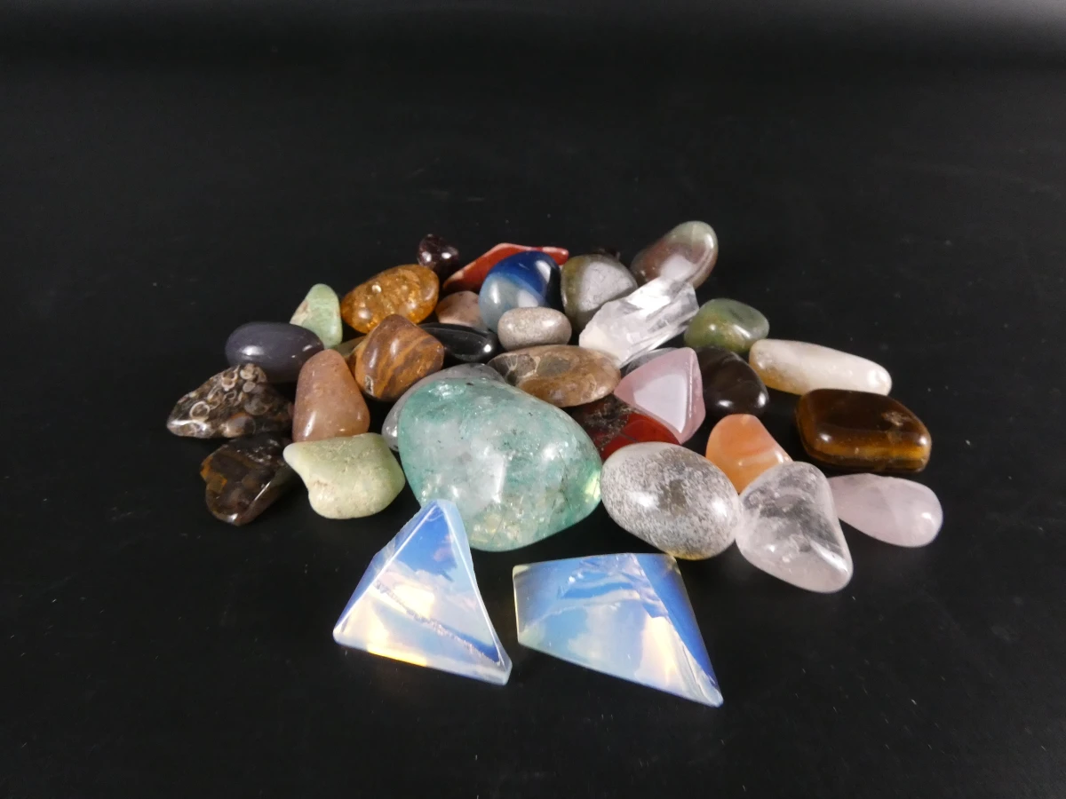 Verzameling diverse mineralen en edelstenen