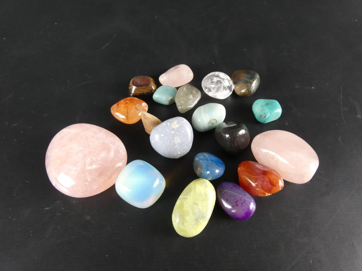 Verzameling diverse mineralen en edelstenen