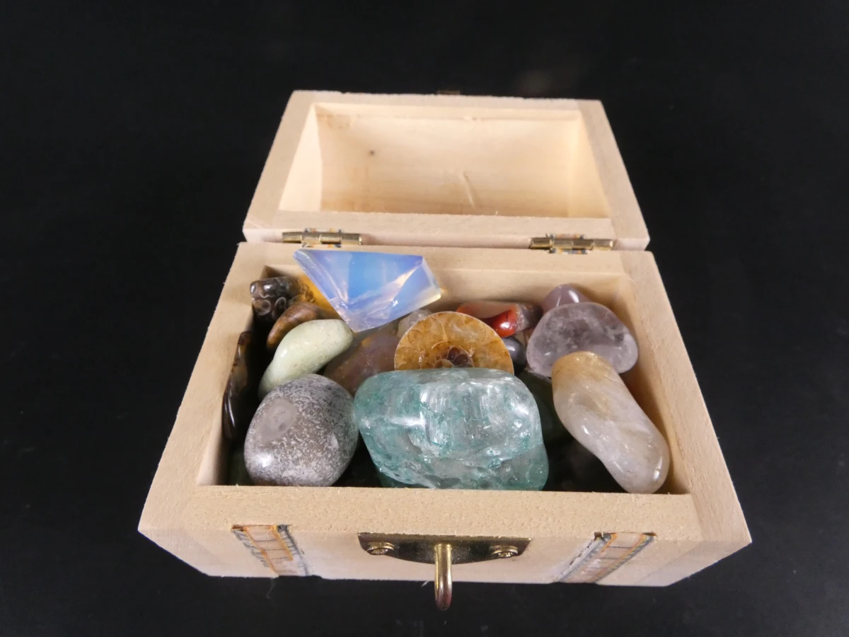 Verzameling diverse mineralen en edelstenen