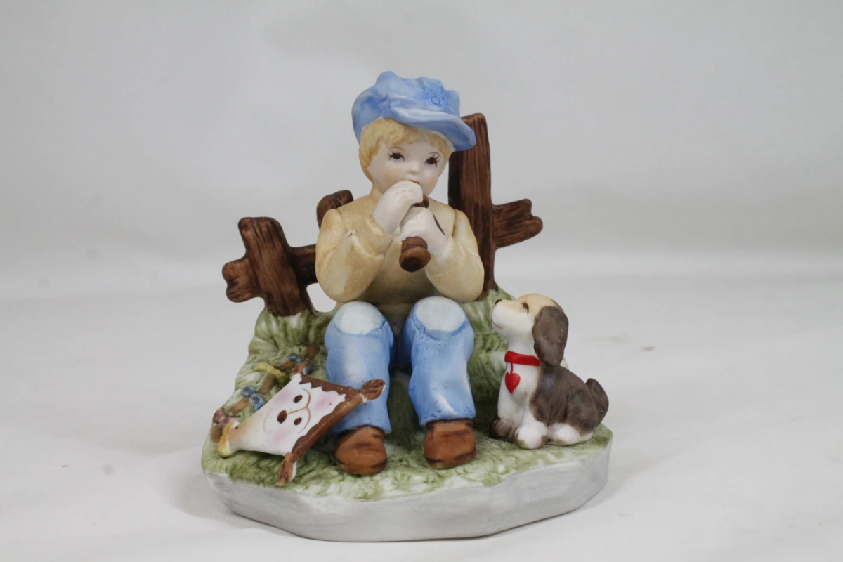 Vintage biscuit porseleinen beeldje: Zittende jongen
