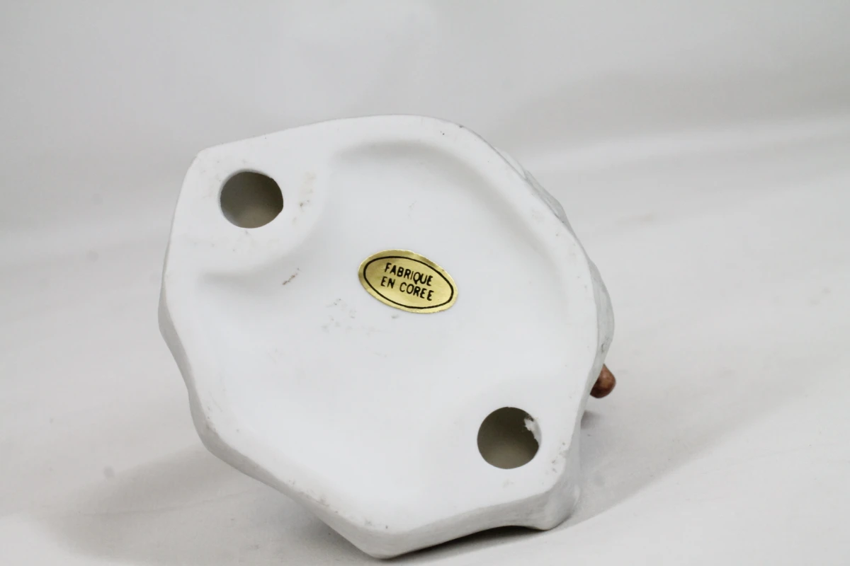 Vintage biscuit porseleinen beeldje: Zittende jongen