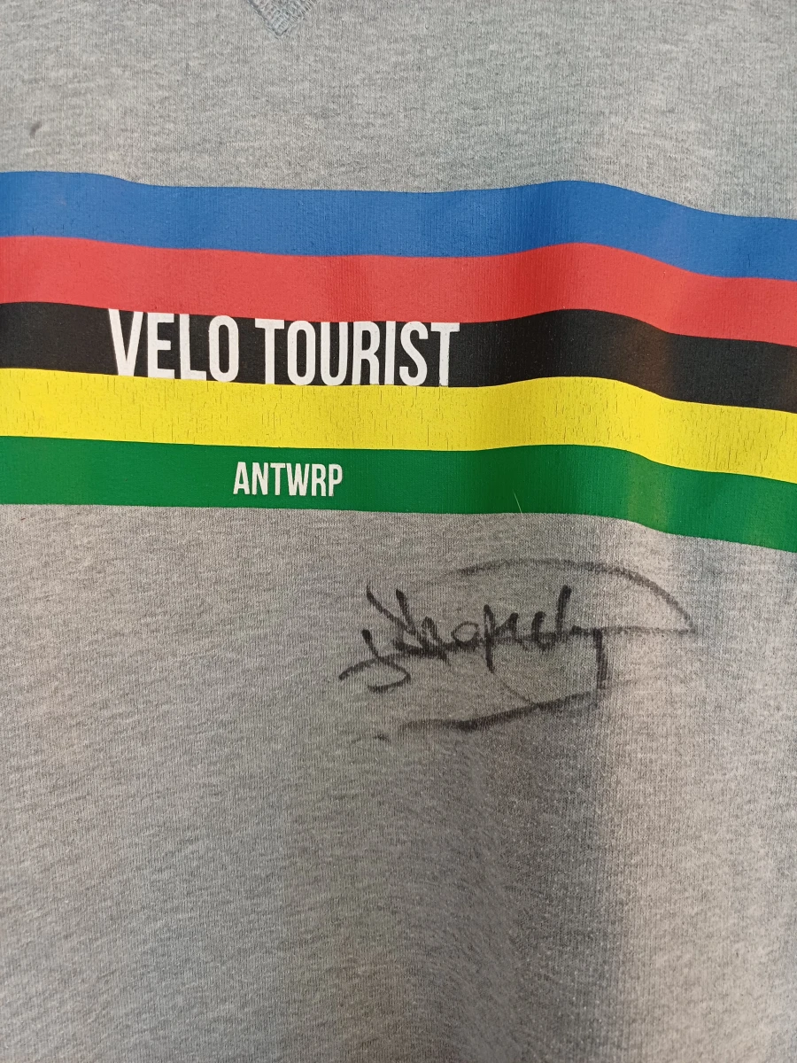 “Velo Tourist" Antwerp sweater gesigneerd door Lotte Kopecky