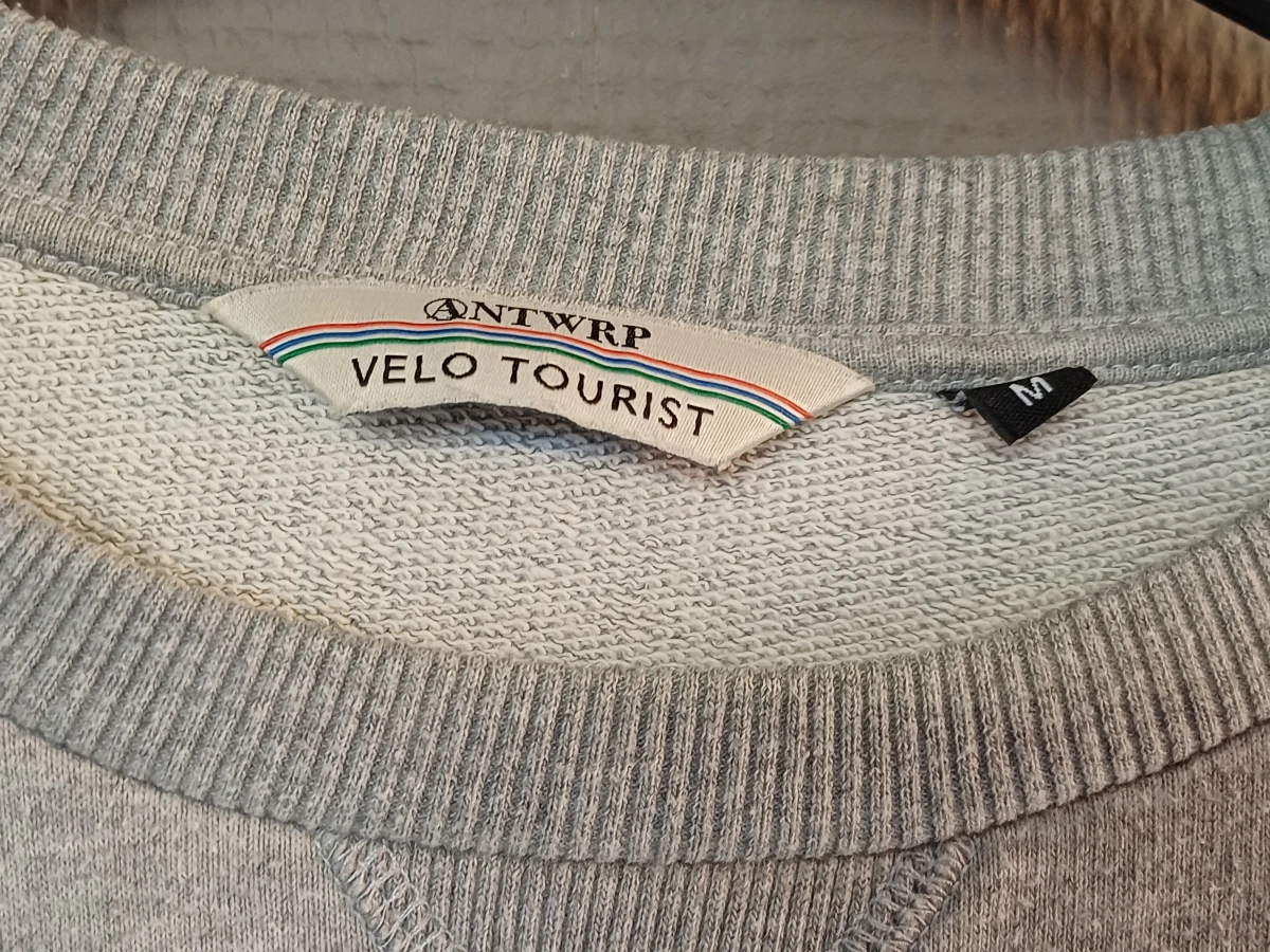 “Velo Tourist" Antwerp sweater gesigneerd door Lotte Kopecky
