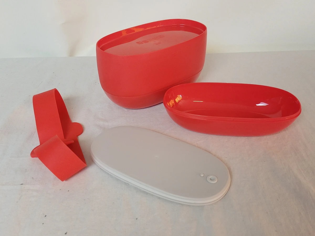 Rode Alessi lunchbox met meerdere compartimenten