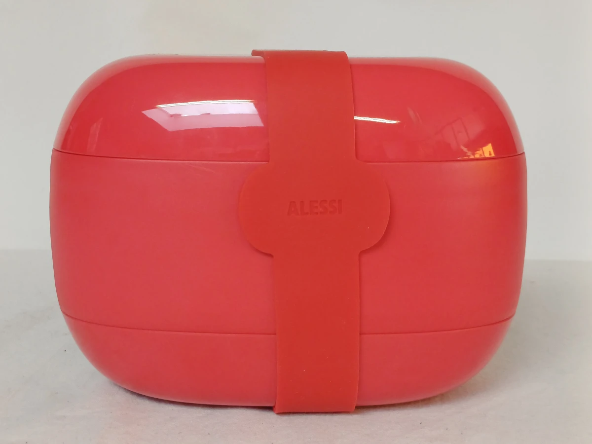 Rode Alessi lunchbox met meerdere compartimenten