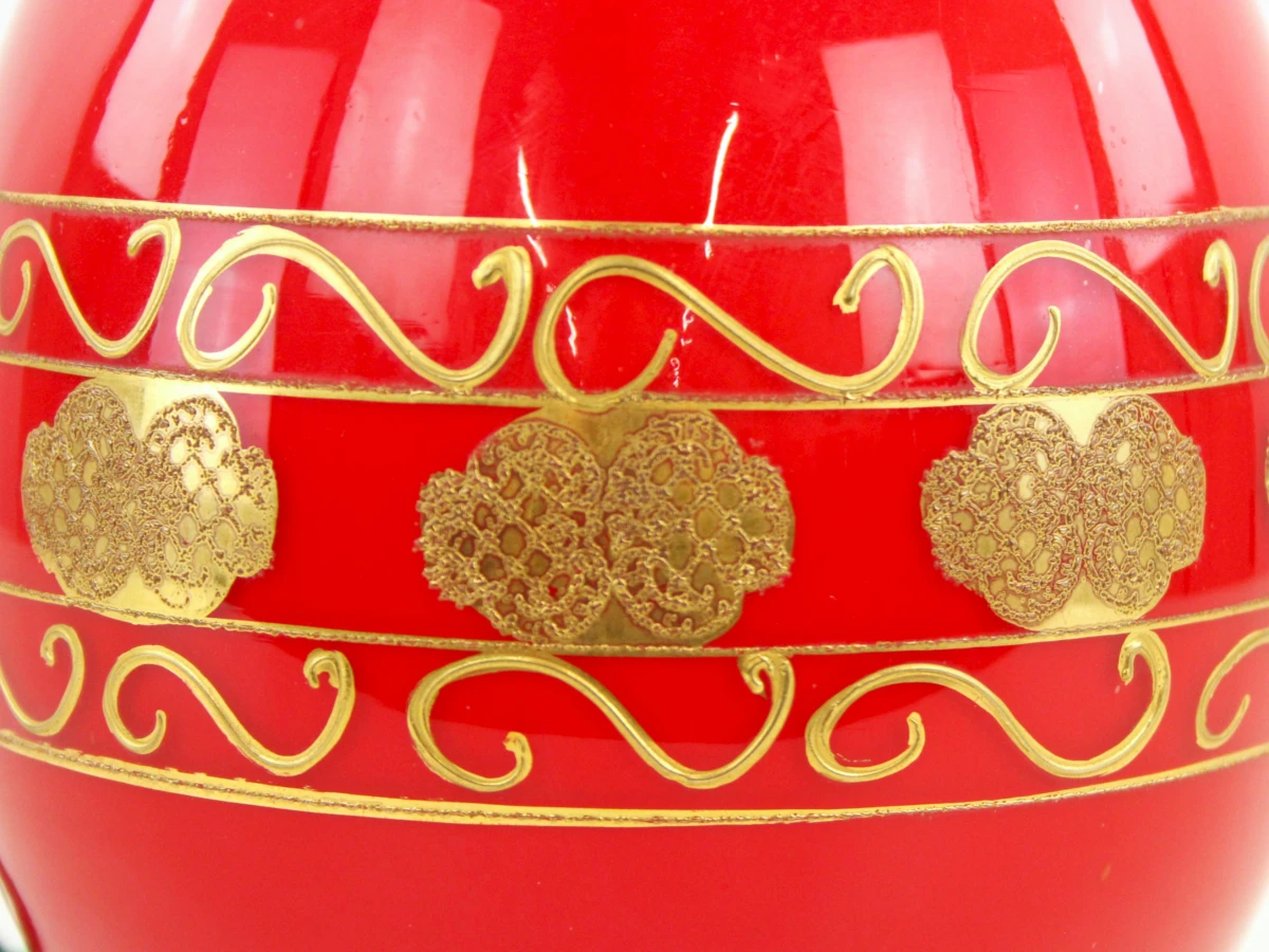 Rode tafellamp met gouden decoratie en stoffen kap - foto 5