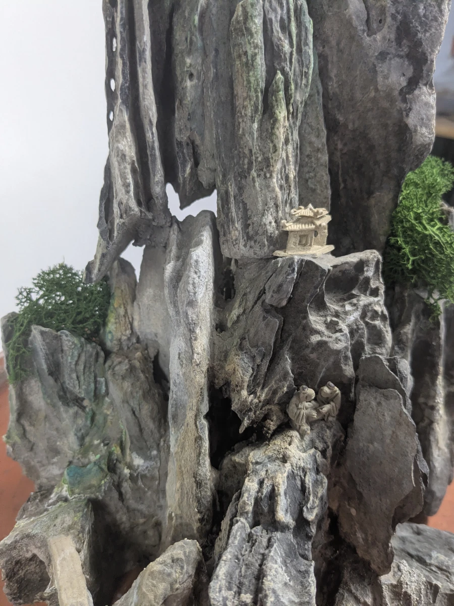 Decoratieve waterval fontein met steenelementen en pomp