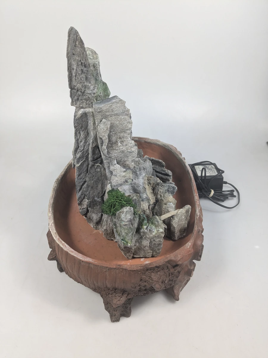 Decoratieve waterval fontein met steenelementen en pomp