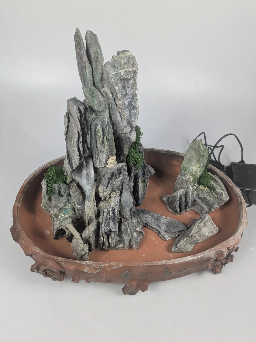 Decoratieve waterval fontein met steenelementen en pomp