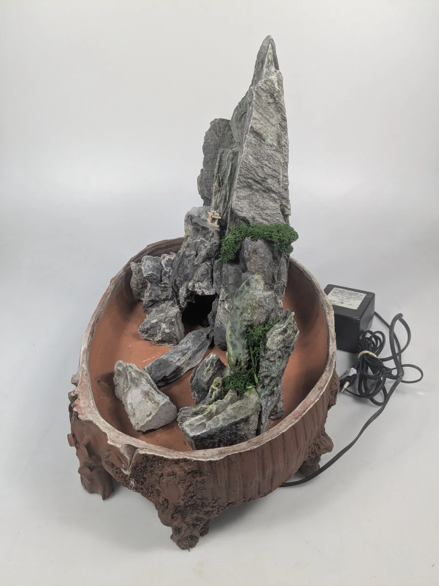 Decoratieve waterval fontein met steenelementen en pomp