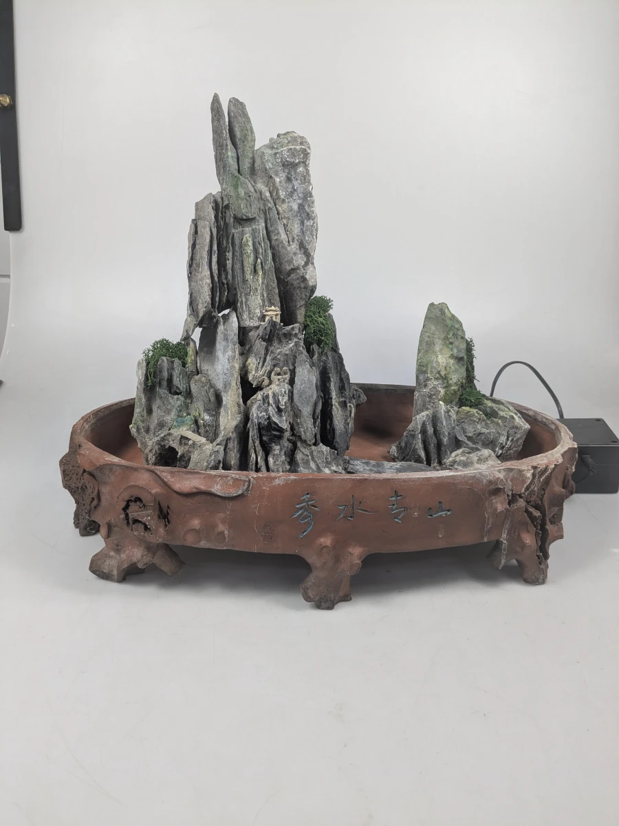 Decoratieve waterval fontein met steenelementen en pomp