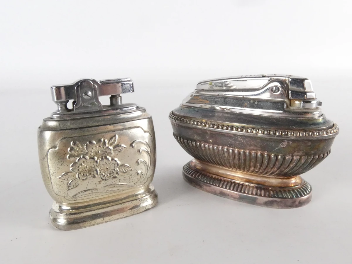 Mooie verzameling vintage aanstekers en sigarettenkokers