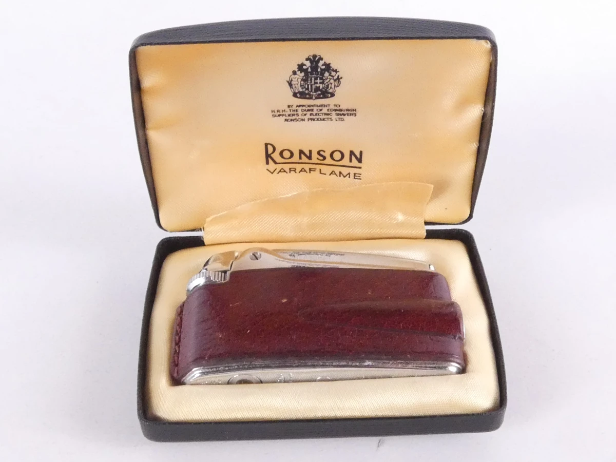 Mooie verzameling vintage aanstekers en sigarettenkokers