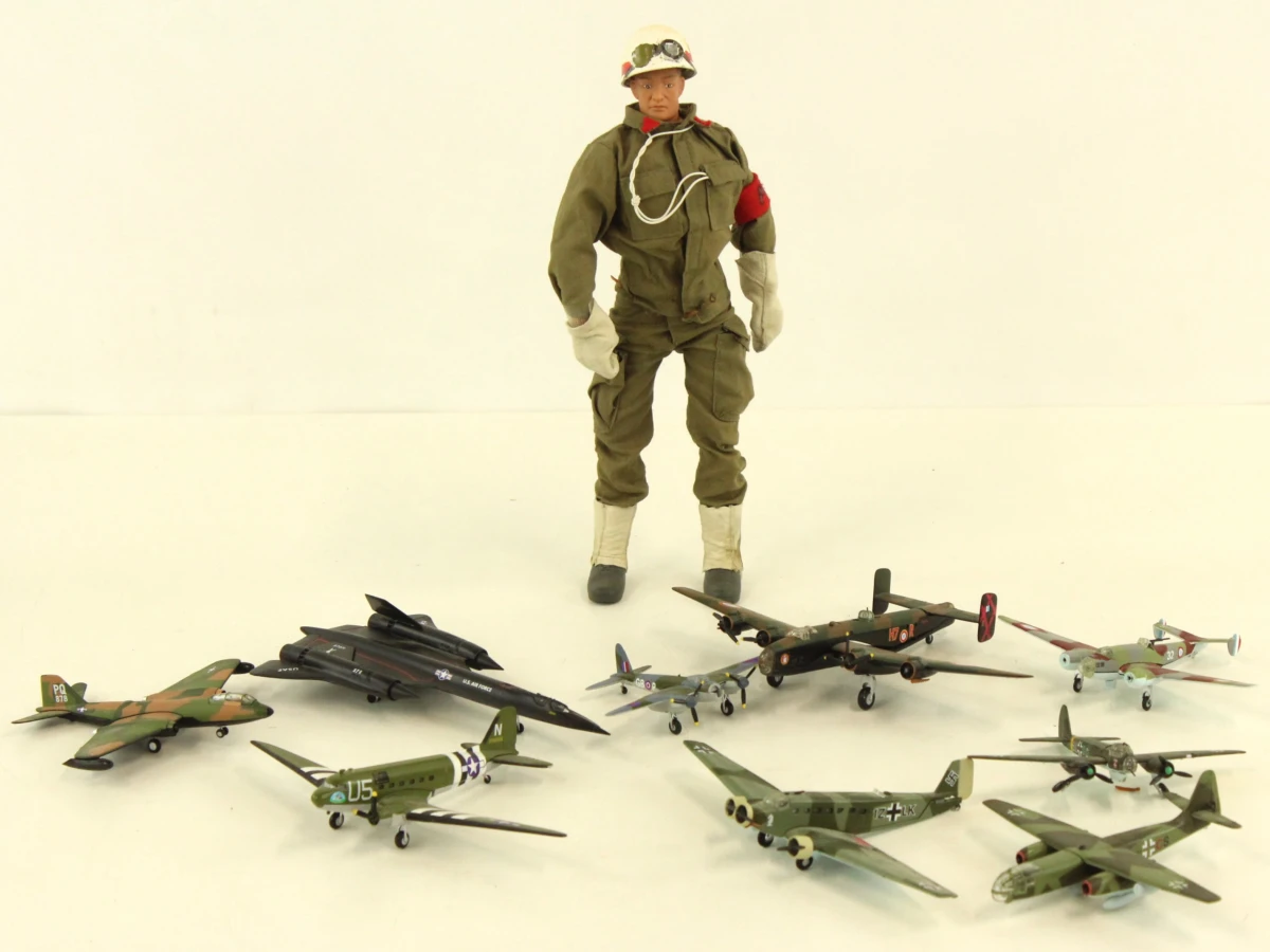 Set van militaire vliegtuigmodellen en soldaatfiguur