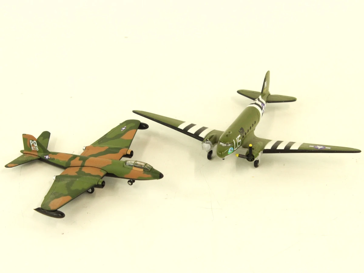 Set van militaire vliegtuigmodellen en soldaatfiguur