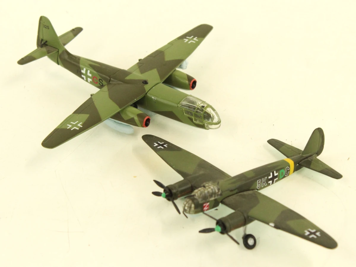 Set van militaire vliegtuigmodellen en soldaatfiguur