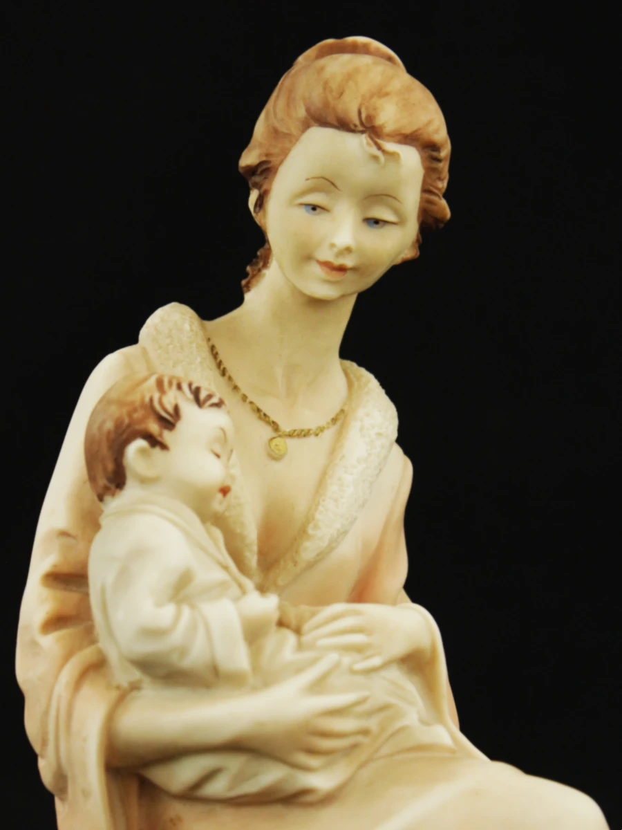 L'Arte Nel Mondo beeld van moeder met kind in hars