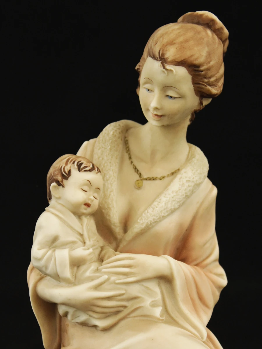 L'Arte Nel Mondo beeld van moeder met kind in hars