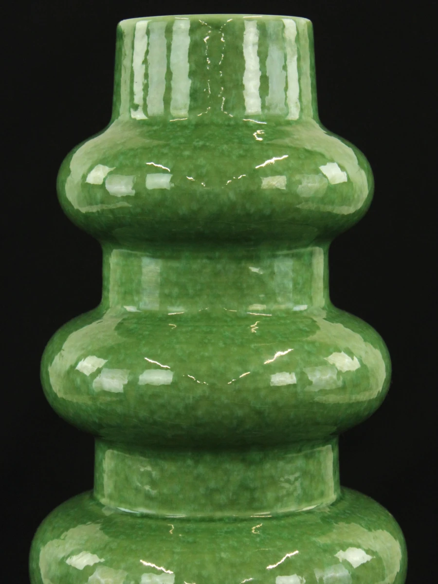 Hoge sculpturale groene vaas met bolvormige ringen - 50 cm