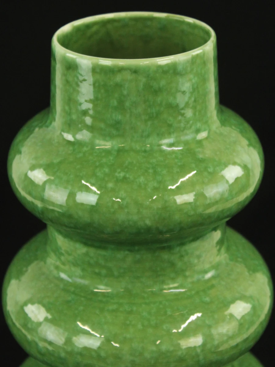 Hoge sculpturale groene vaas met bolvormige ringen - 50 cm