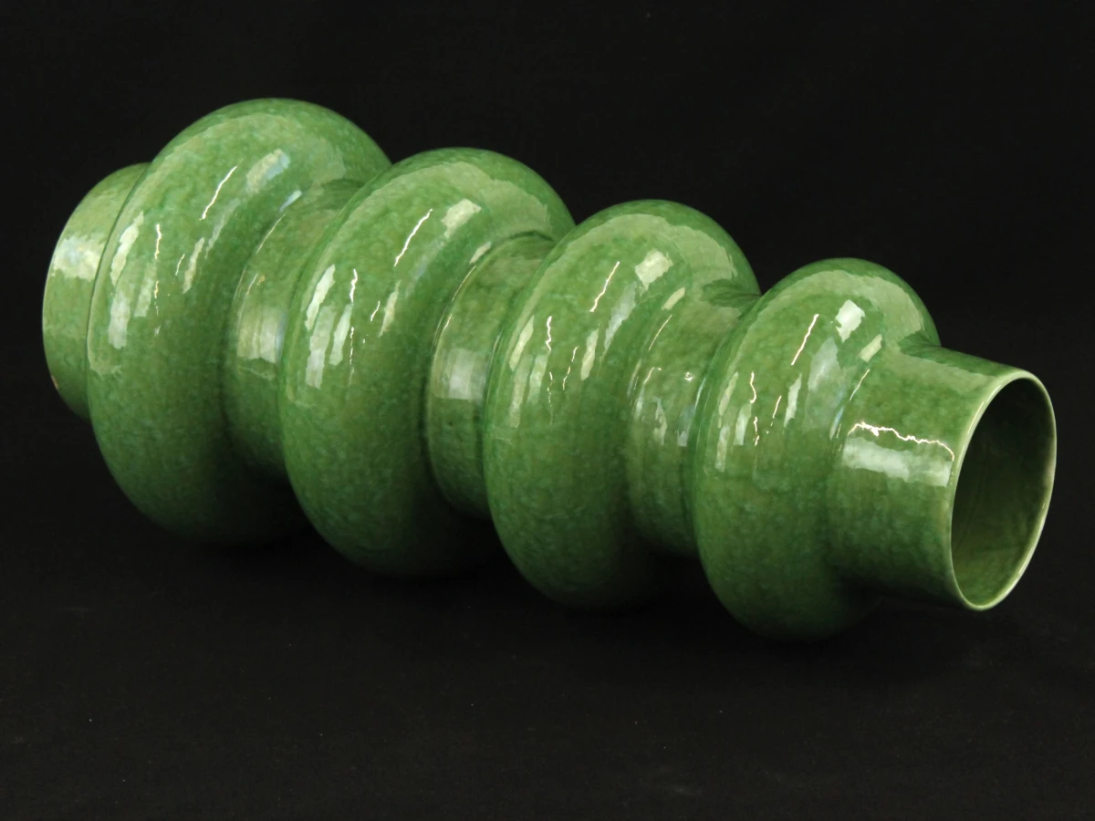 Hoge sculpturale groene vaas met bolvormige ringen - 50 cm