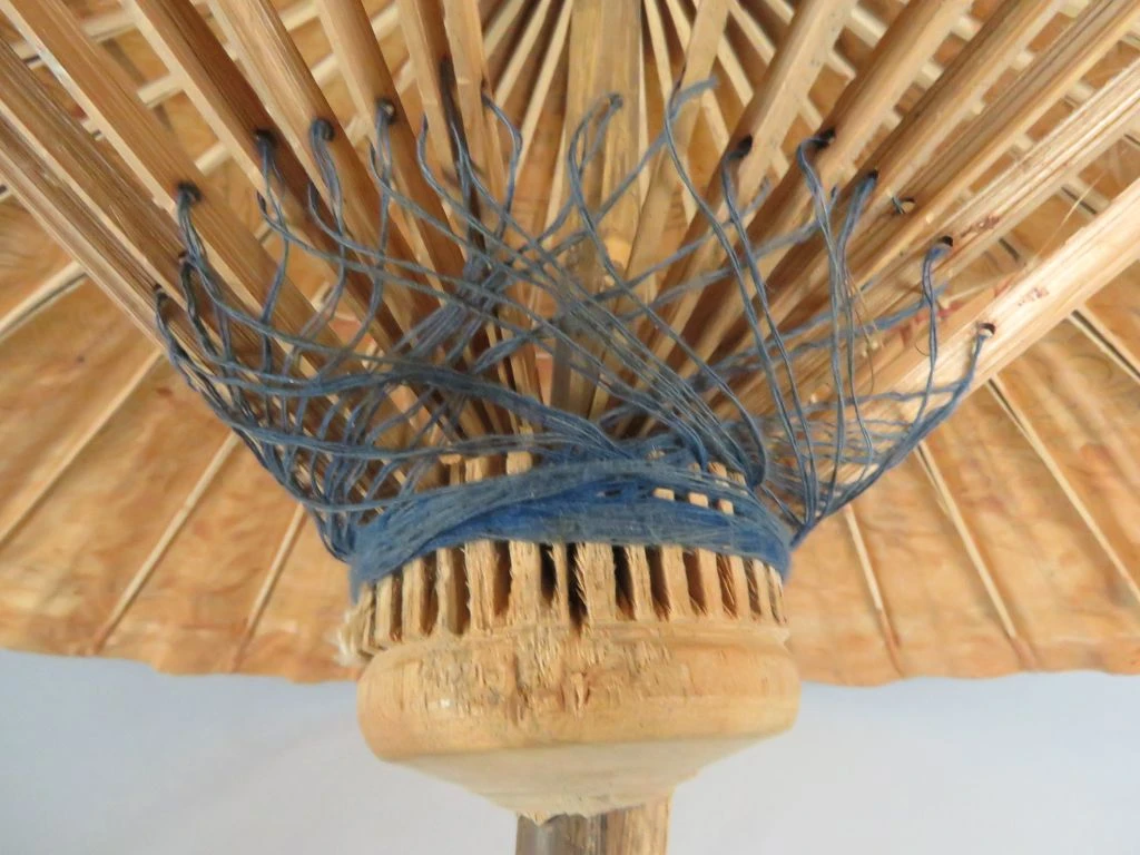 Oosterse papieren parasol met houten handvat