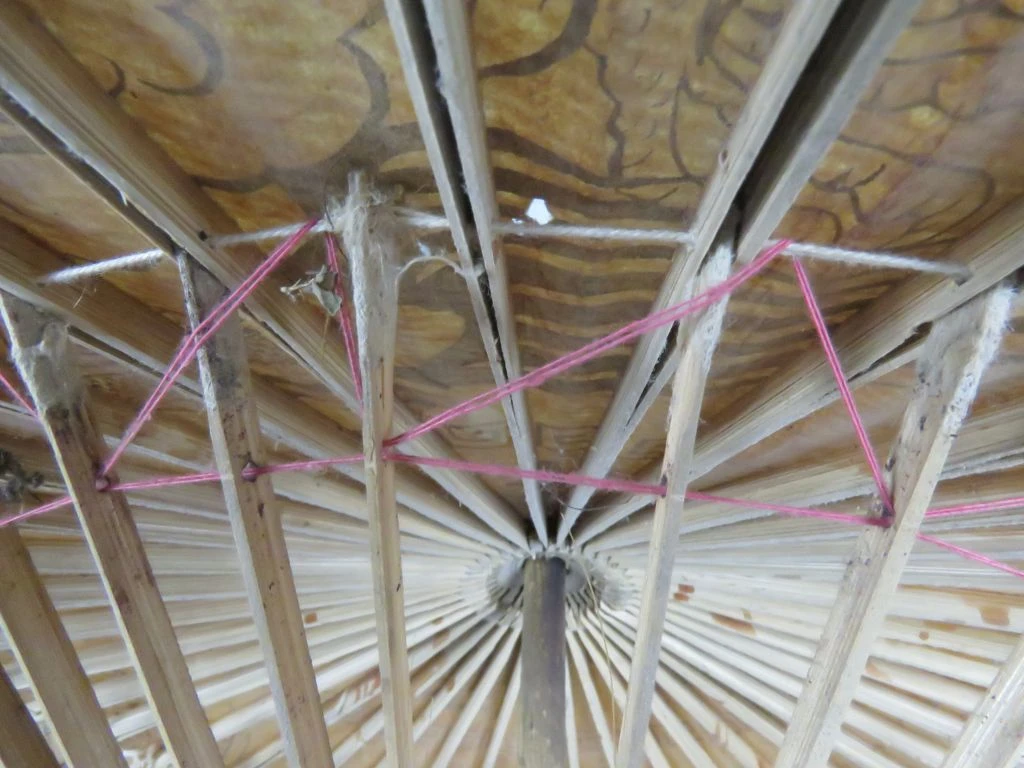 Oosterse papieren parasol met houten handvat